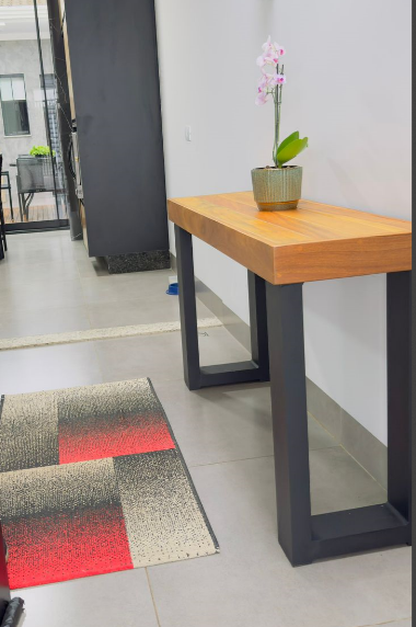 APARADOR ISLÂNDIA EM ALUMINIO COM TAMPO CUMARU 1.20M