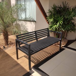 BANCO EM ALUMINIO RIPADO COM BRAÇOS E ENCOSTO