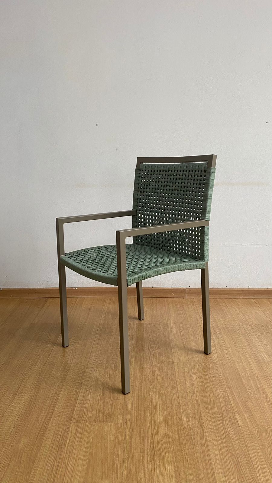 CADEIRA DELI EM ALUMINIO E CORDA NAUTICA COM BRAÇOS