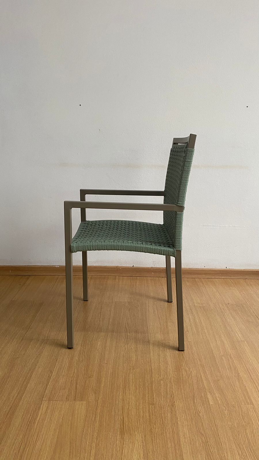 CADEIRA DELI EM ALUMINIO E CORDA NAUTICA COM BRAÇOS - Imagem 3